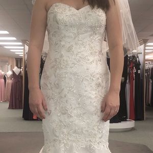Like new Davids Bridal Wedding dress